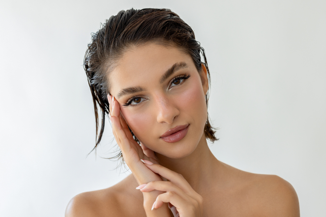 Így készítsd el a tavasz legcsábítóbb sminktrendjét, az őzike sminket