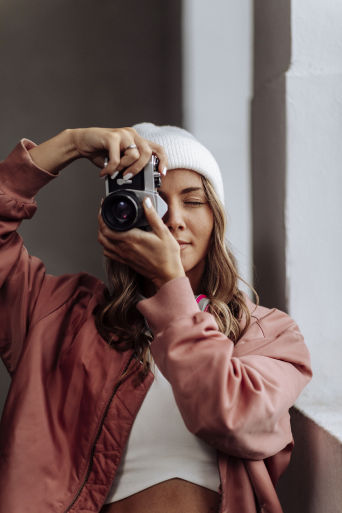 Nő kamerával fotóz