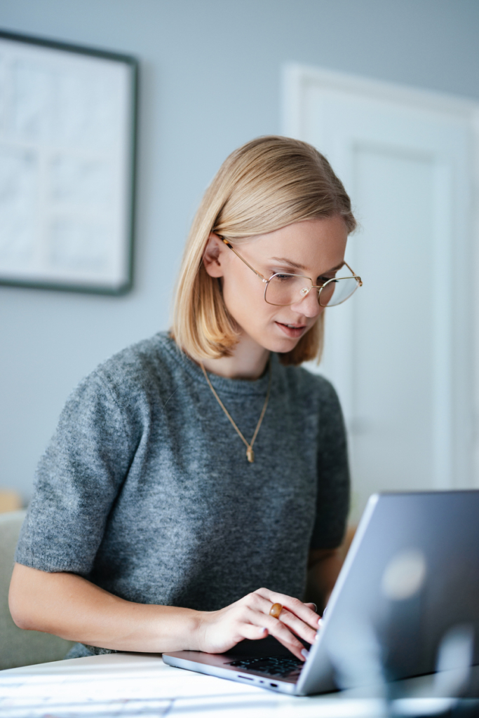 Nő a laptopján dolgozik