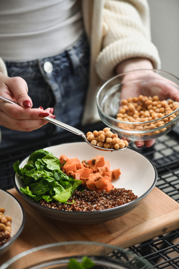 Mujer sirviendo garbanzos en su plato