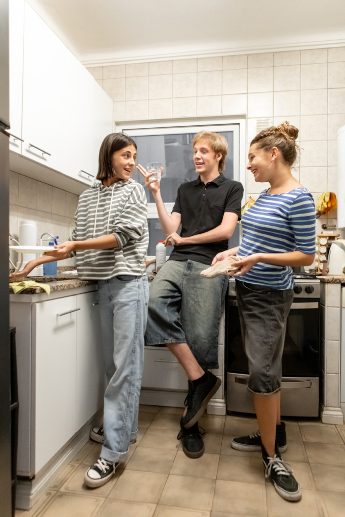 Giovani coinquilini che chiacchierano in cucina