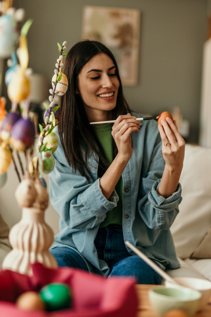 Donna che dipinge uova per Pasqua