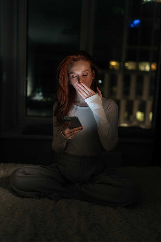 Nő éjszaka kap egy üzenetet a telefonjára