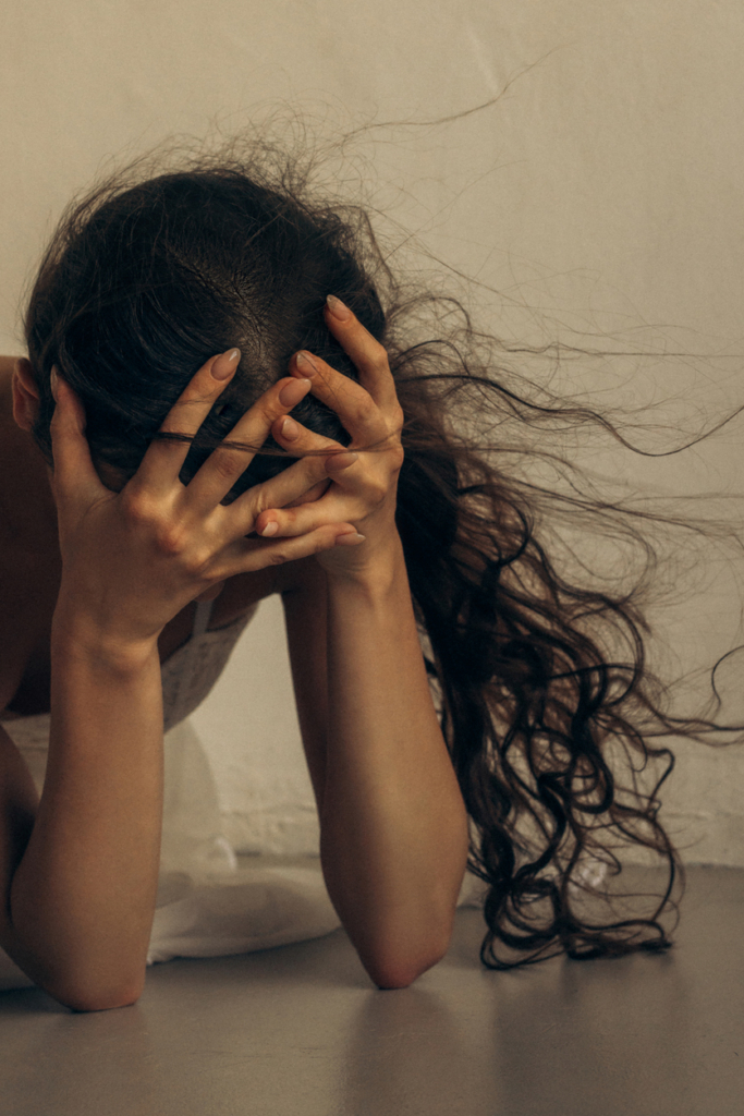 Depressziós, szomorú nő könyököl a földön