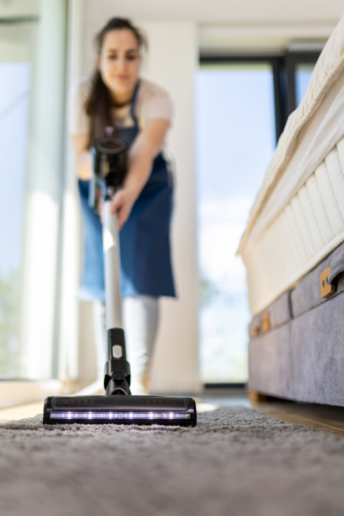 Nő porszívózik
