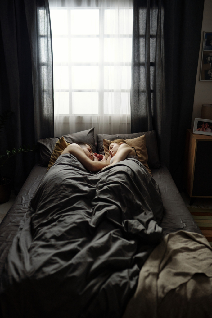 Szerelmespár fekszik az ágyban