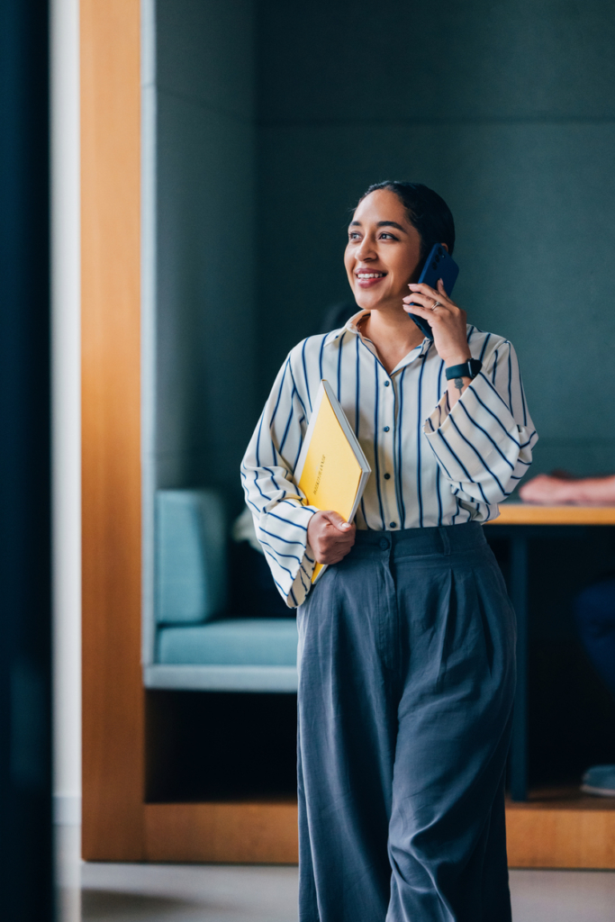 Üzletasszony telefonál