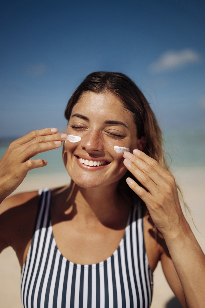 Nő fényvédő krémet használ