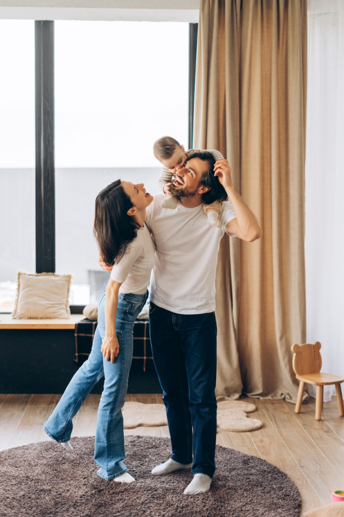 Boldog család együtt játszik a nappaliban