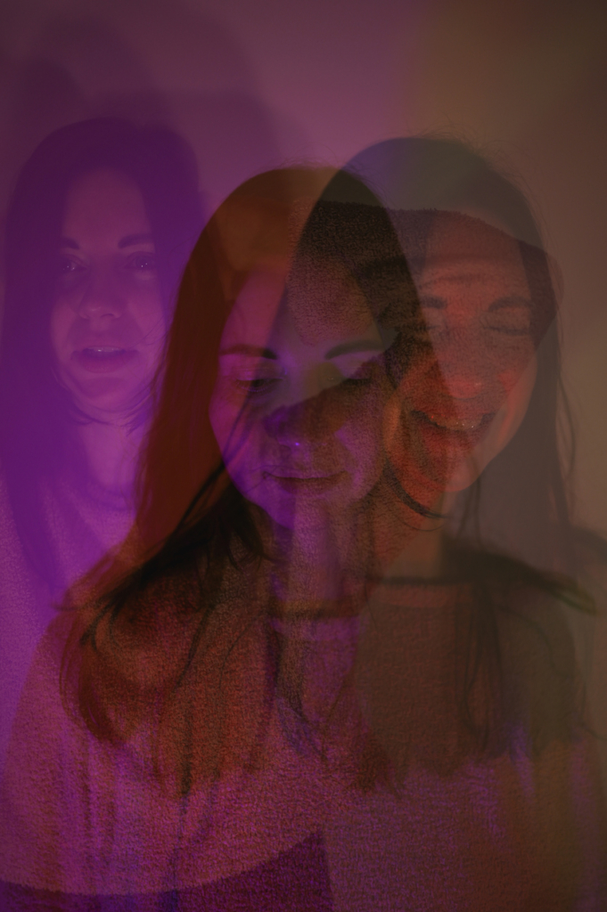 Montaje de diferentes emociones de una mujer
