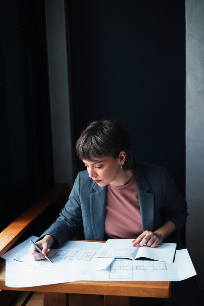 Építészmérnök a tervrajzokat készíti