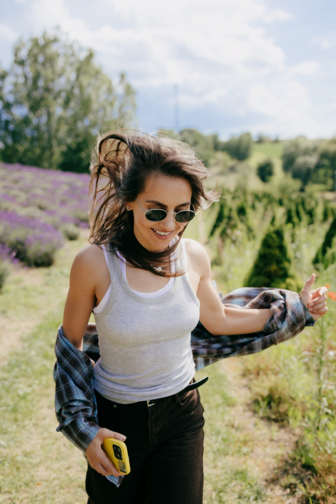 Boldog nő egy levendulamezőn