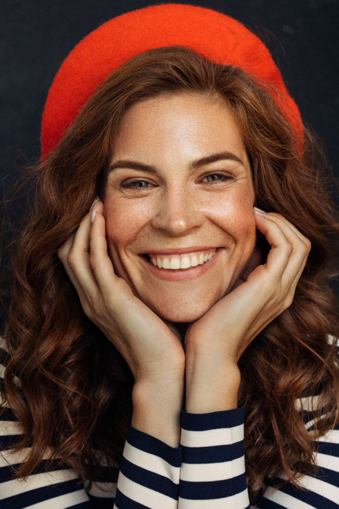 Mosolygós nő svájci sapkában