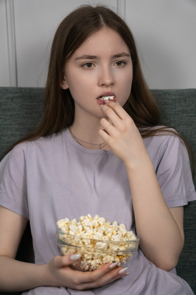 Lány popcornt eszik