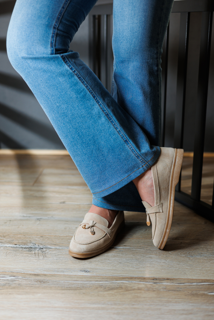 Frau trägt Wildlederschuhe