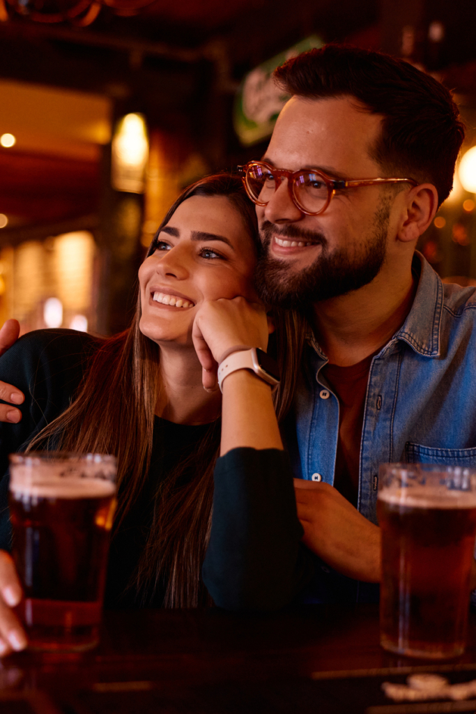 Férfi és nő egy bárban sörözik