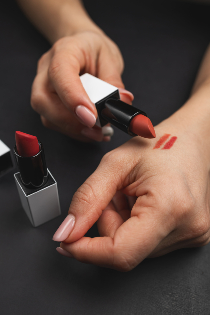 Nő kipróbál egy rúzst a kezén