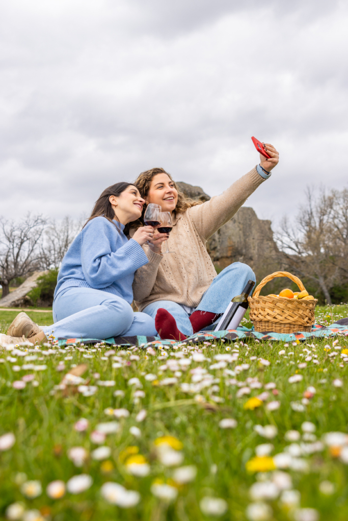 Barátok tavasszal piknikeznek