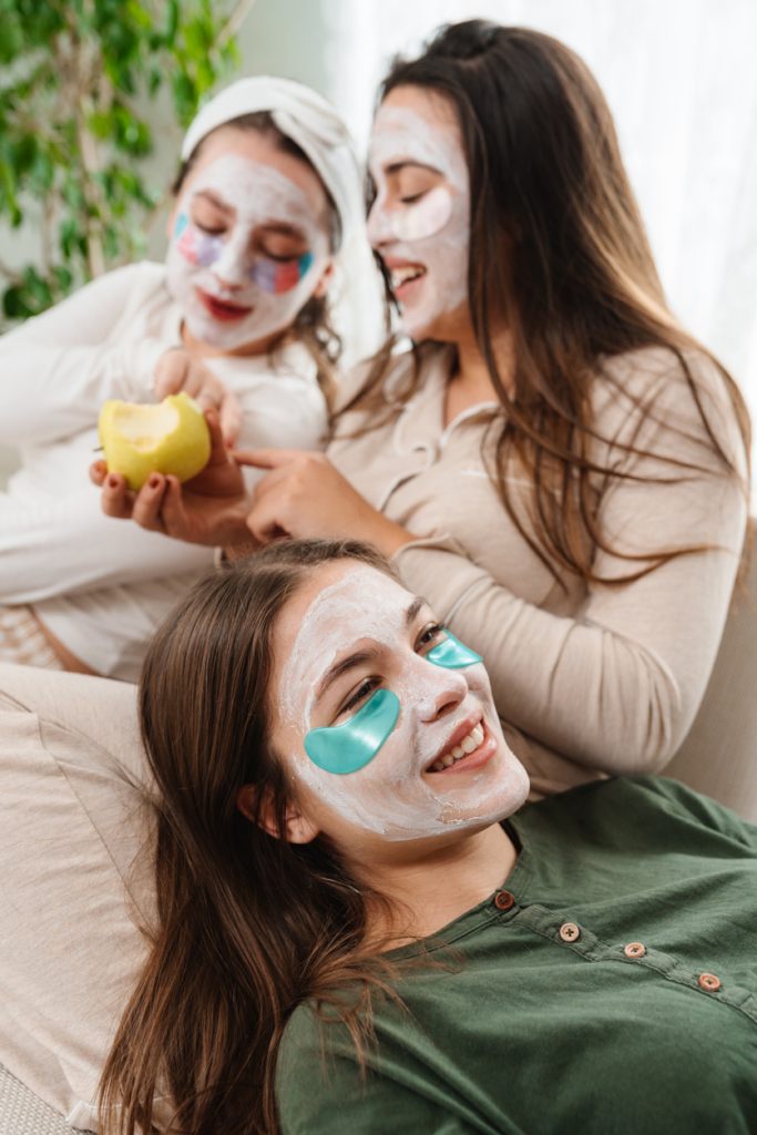 Három barátnő otthon spa-napot tart