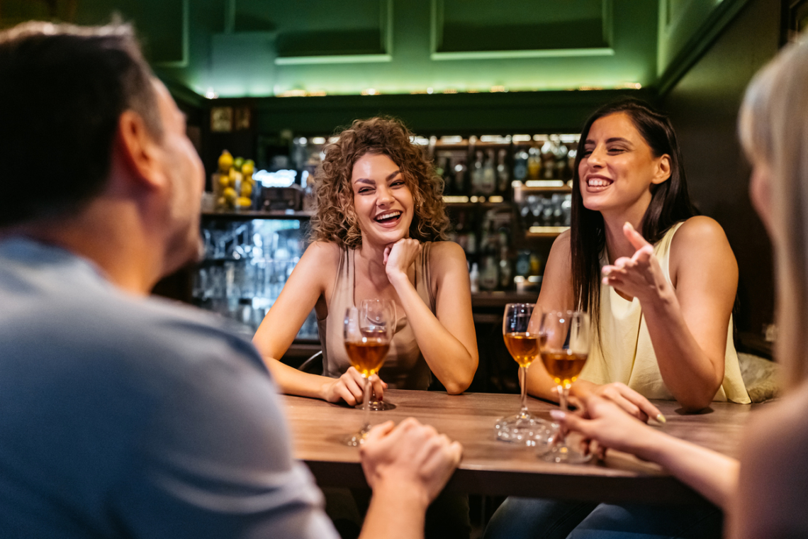 A nappal példás családapa este a huszonéves lányokra vadászik – Avagy társadalmi kísérlet a klubban