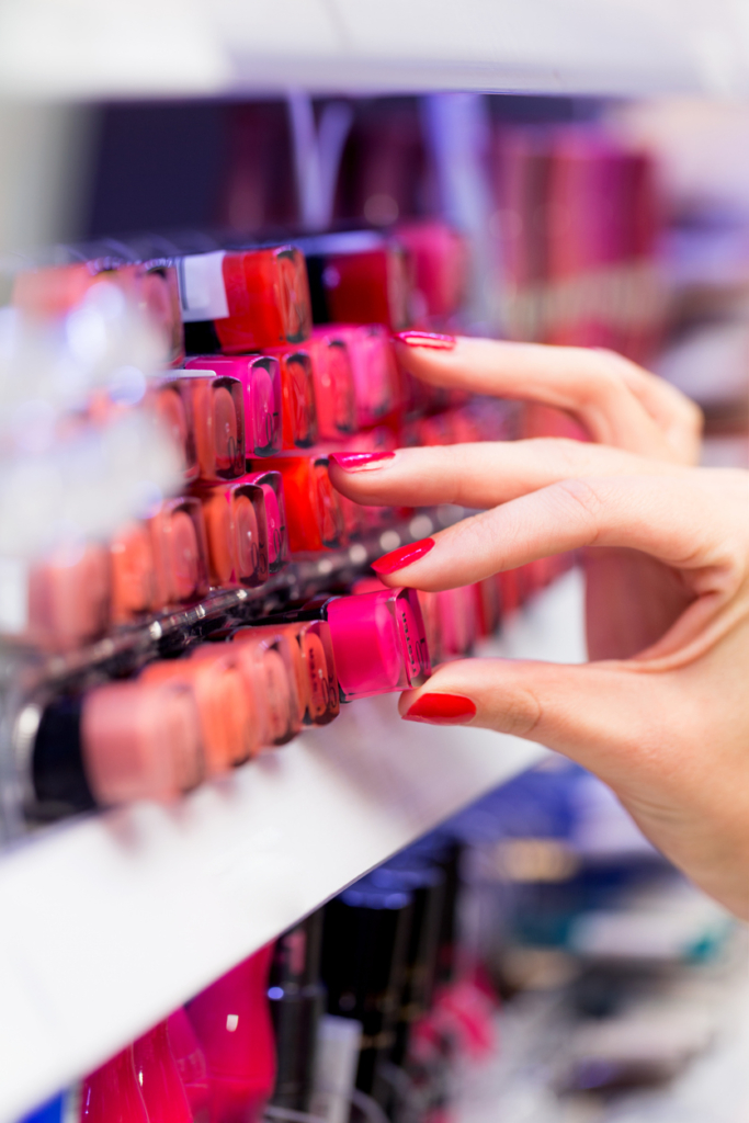 Nő a rúzsok között válogat