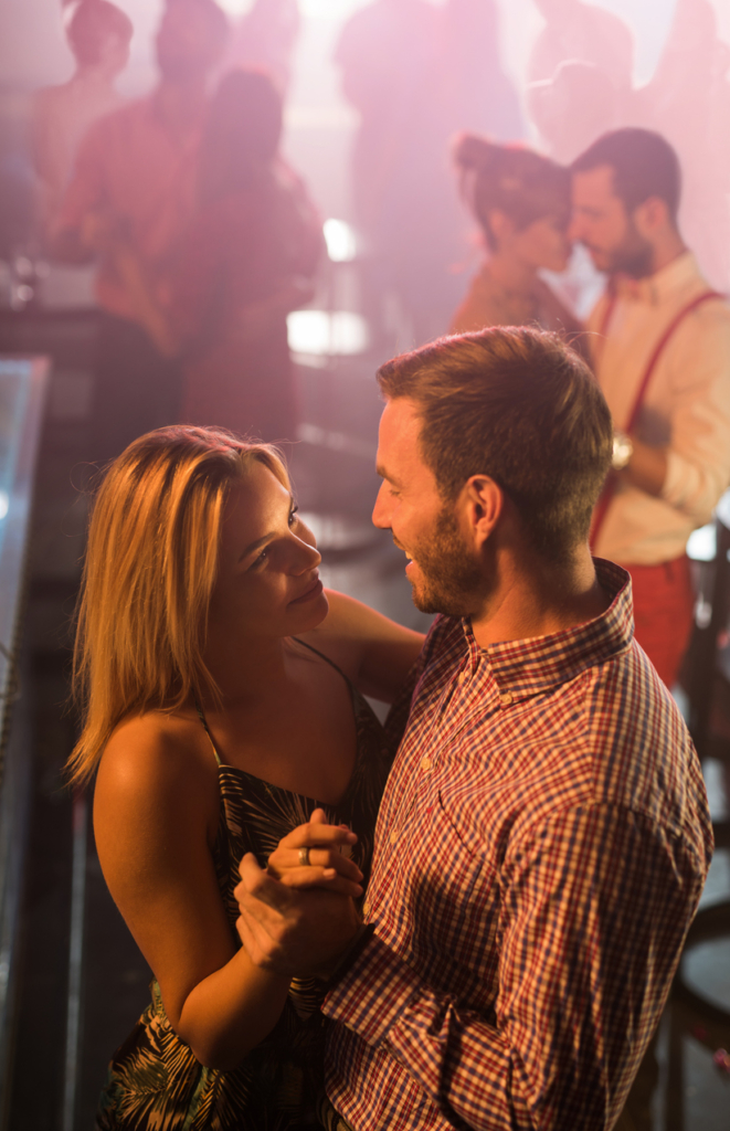Pár táncol egy klubban