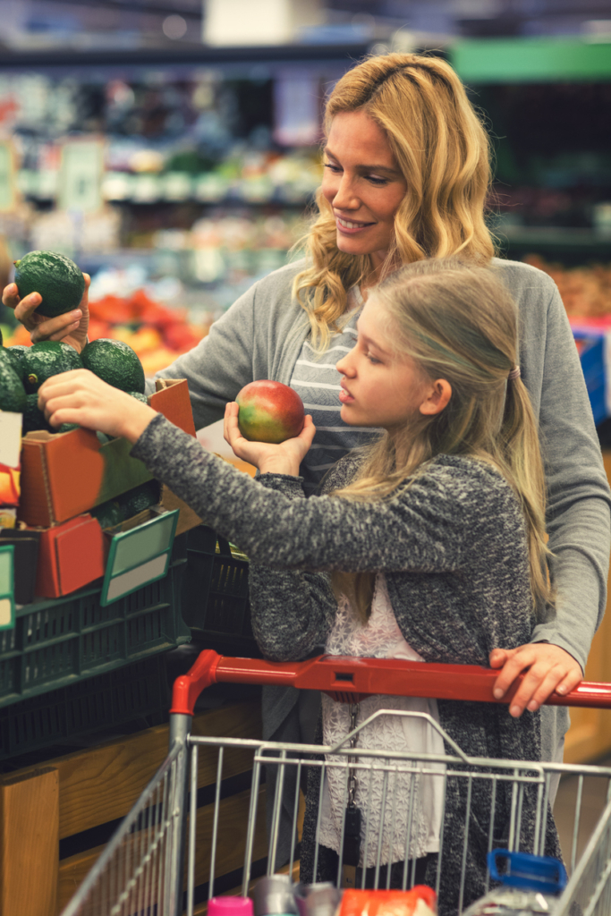 Anya és lánya élelmiszert vásárol