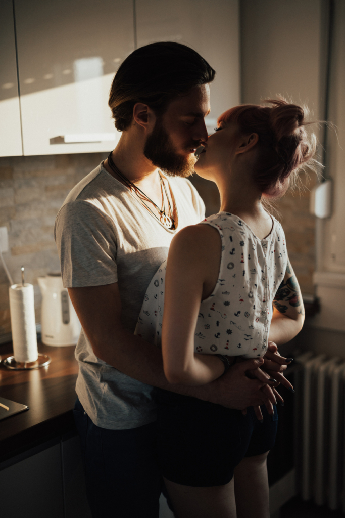 Pár a konyhában csókolózik