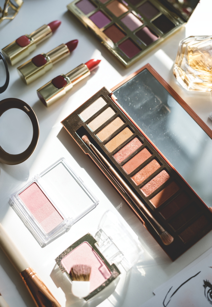 Sminkcuccok változatosan egy asztalon