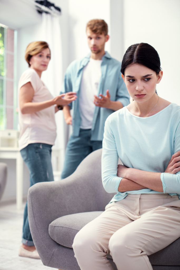 Anya és fia beszélgetnek kirekesztve a fiú barátnőjét