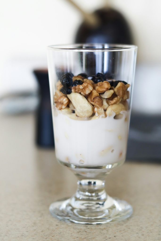 Joghurt zabpehellyel és aszalt gyümölcsökkel, valamint dióval