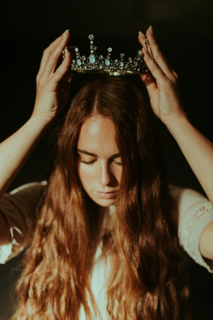Fille mettant une couronne sur sa tête