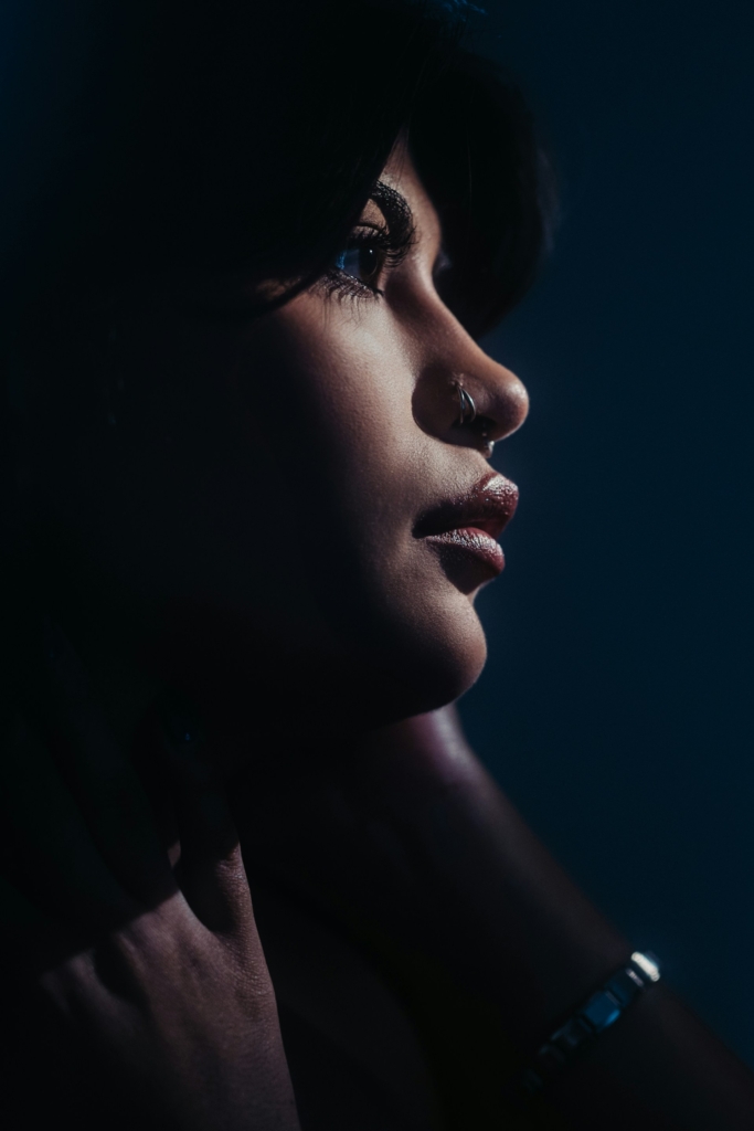 Frauenportrait im Dunkeln