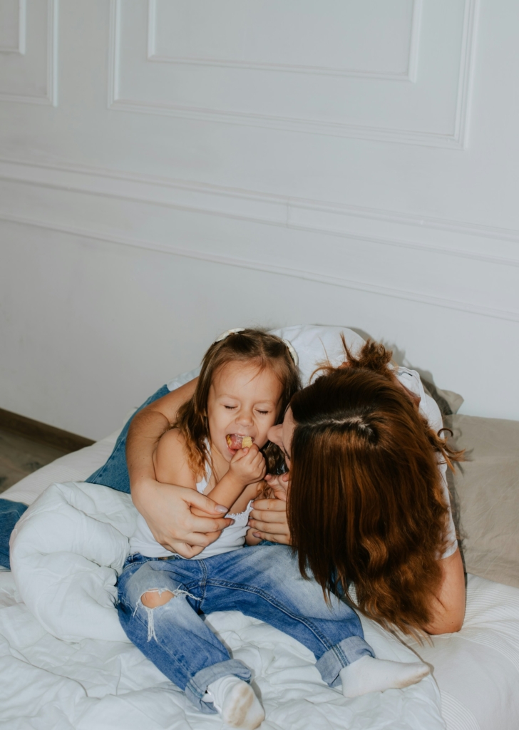 Mutter und Tochter lachen zusammen