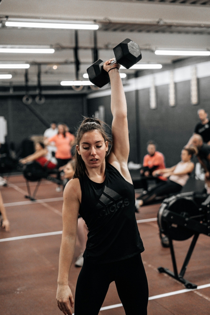 Donna che solleva pesi in palestra
