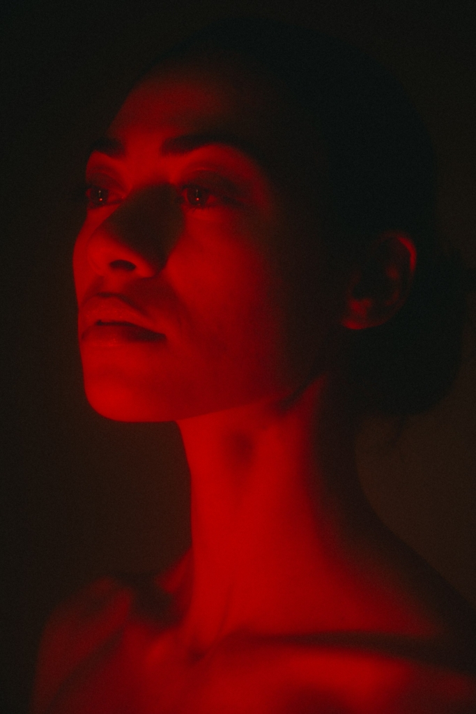 Frauenportrait im roten Licht