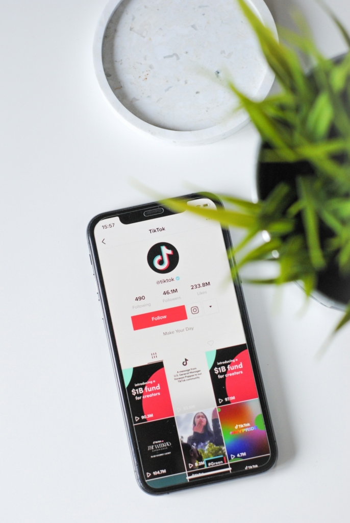 TikTok megnyitva egy asztalon hagyott mobilon