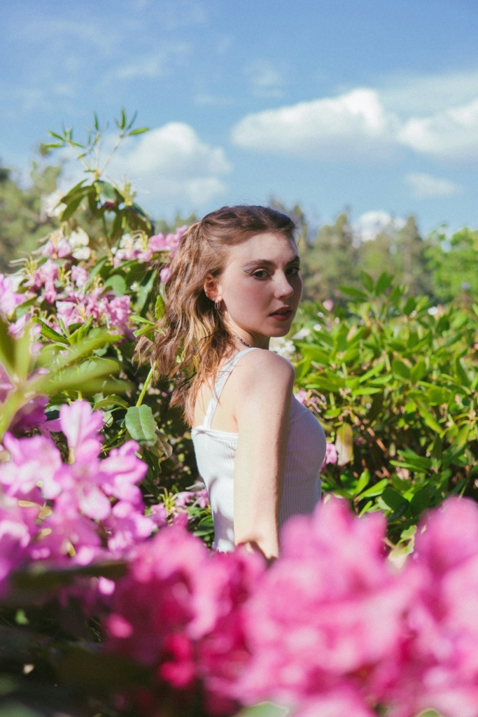 Lány egy virágos réten