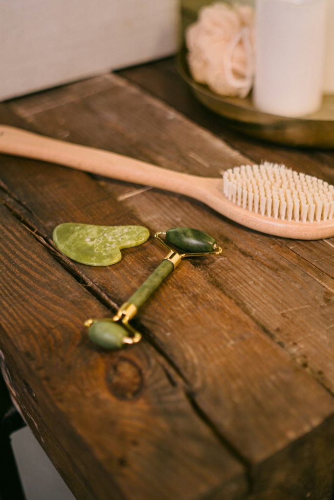 Szépségápolási kellékek: radírozó kefe, gua sha és  derma roller