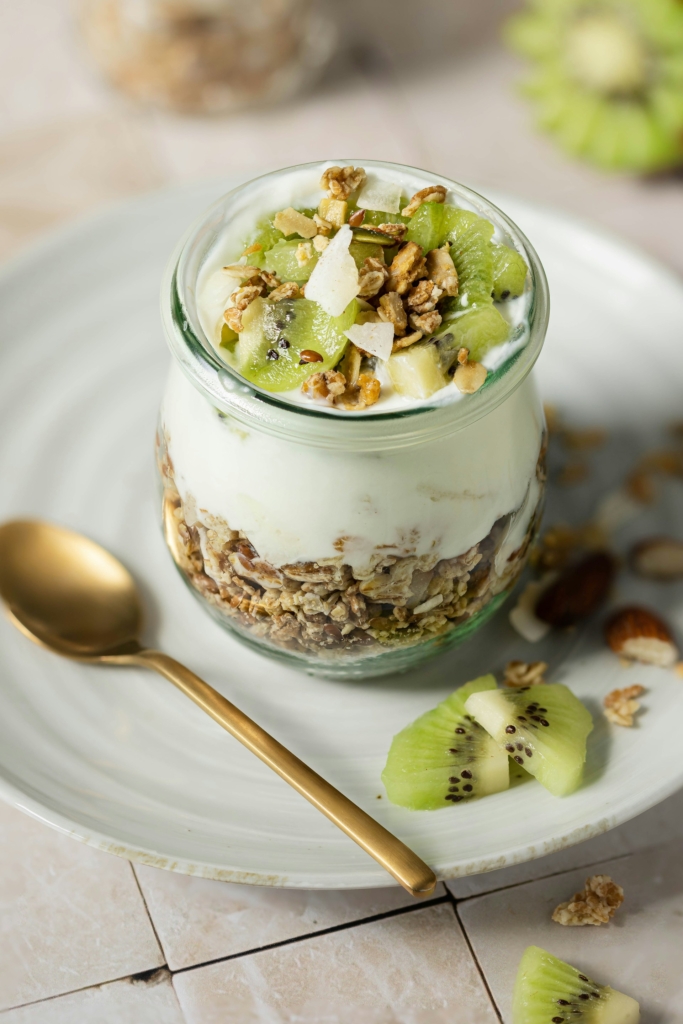 Joghurt granolával és kiwivel