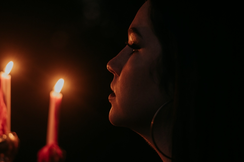 „Meghalt a nagymamám, és este elalvás előtt megjelent nekem.” – 10 nő vallomása a legfurcsább spirituális élményeikről