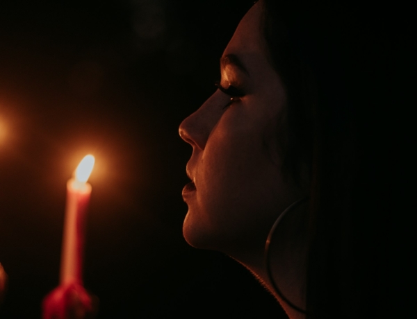 „Meghalt a nagymamám, és este elalvás előtt megjelent nekem.” – 10 nő vallomása a legfurcsább spirituális élményeikről