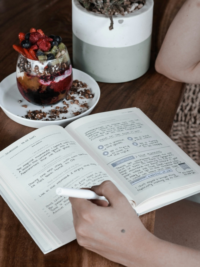 Donna scrive appunti su un quaderno