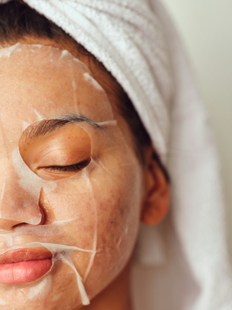 Nő arcmaszkkal az arcán