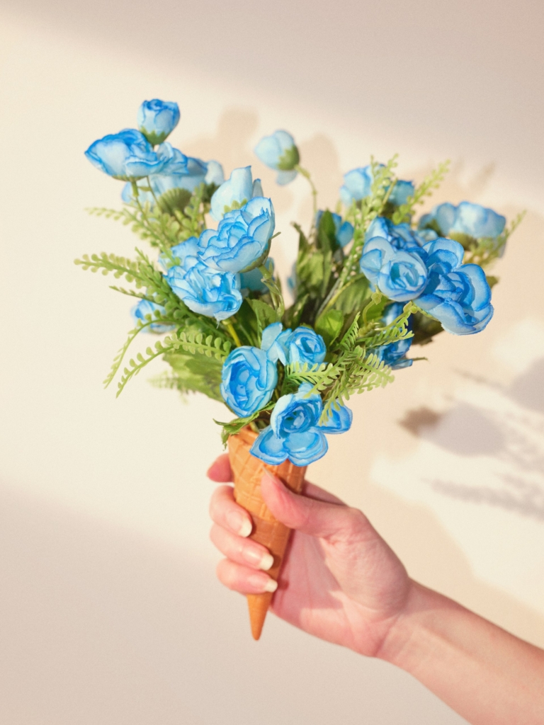 Blaue Blumen in einer Eiswaffel