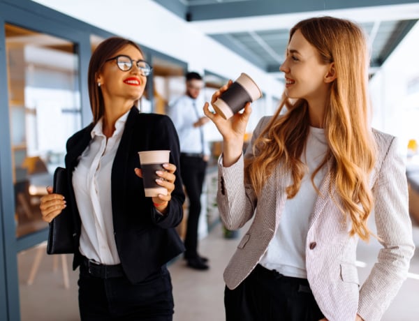 Stílus az irodában: Ezt hordják az igazán befolyásos nők a munkahelyükön