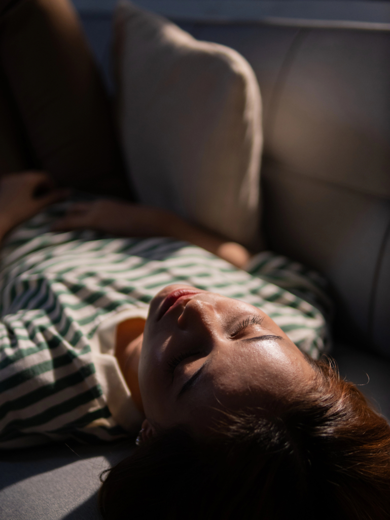 Közeli kép egy nő arcáról, ahogy fekszik és relaxál