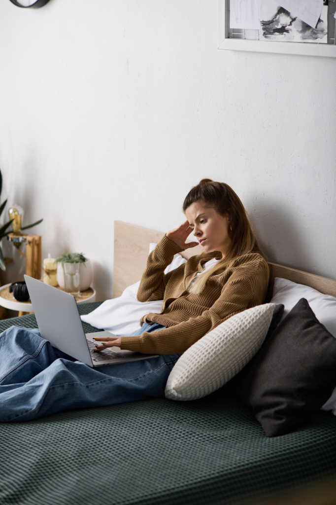 Nő filmet néz a laptopján