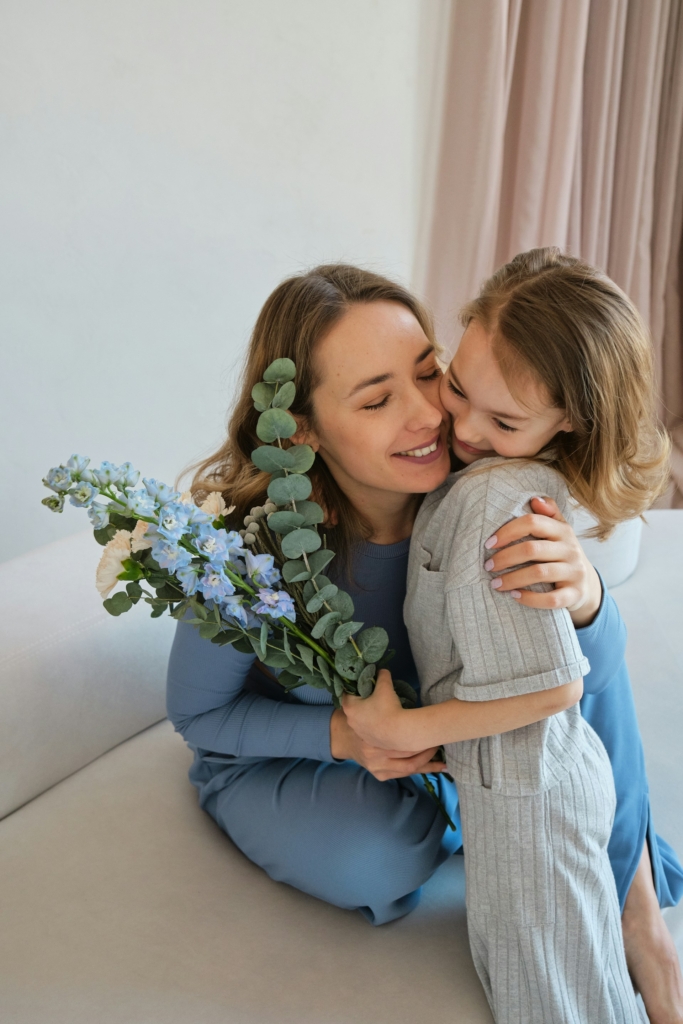 Kislány virágot ad az anyukájának