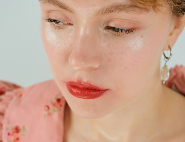 Így viseld a „no-makeup” sminktrendet 2026-ban